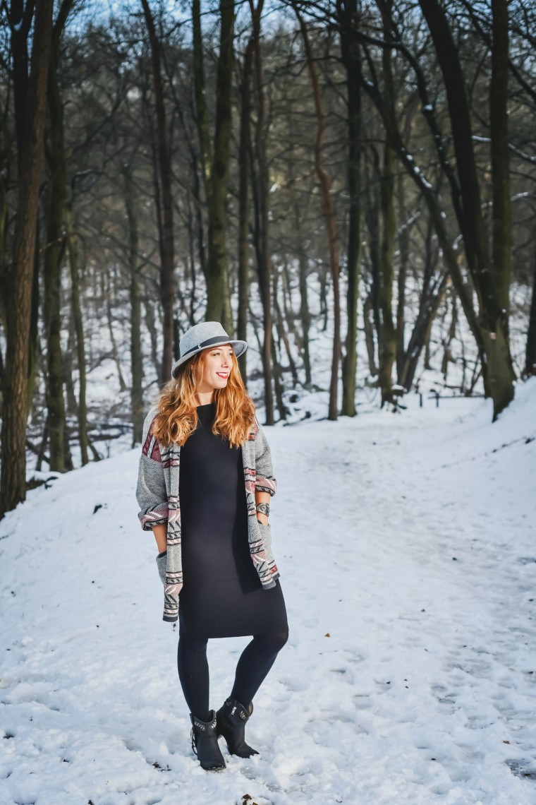 moderne hippies outfit inspo white snow black dress.001