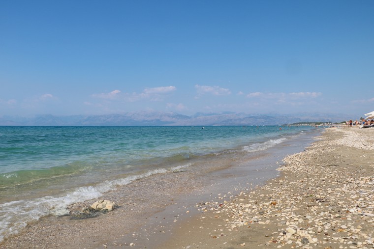 Het strand van Acharàvi